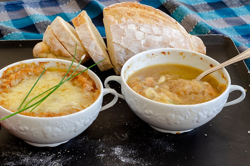 🧅 Sopa de Cebola Francesa Cremosa e Gratinada: Um Abraço em Forma de Sabor