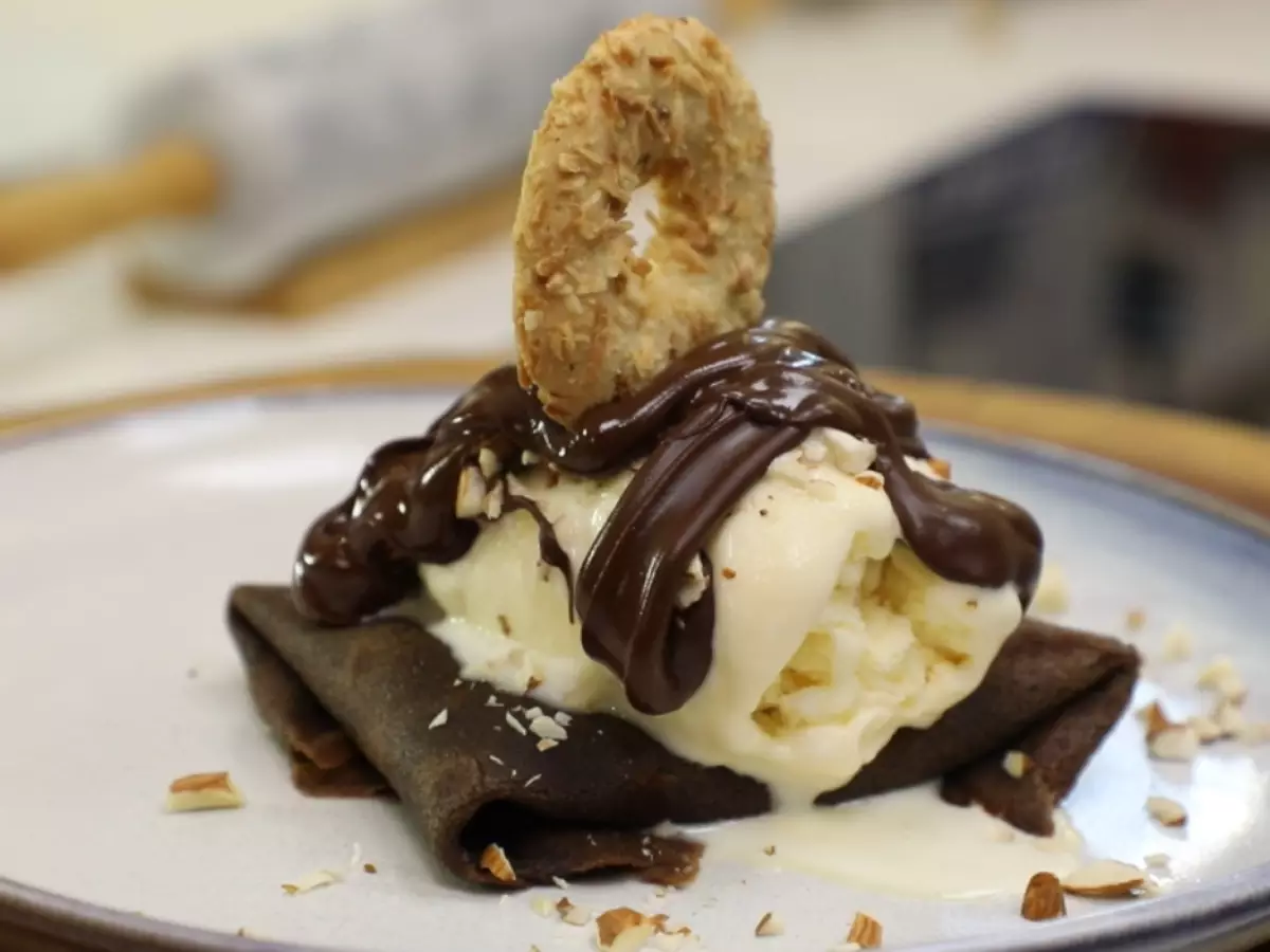 Crepe de Chocolate com Doce de Leite e Sorvete