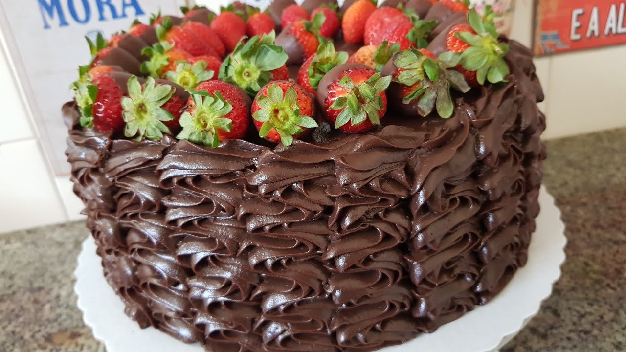 🍰 Bolo de Chocolate com Recheio de Morango: Clássico, Cremoso e Irresistível