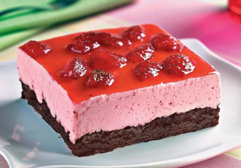 Brownie de Chocolate com Calda de Morango